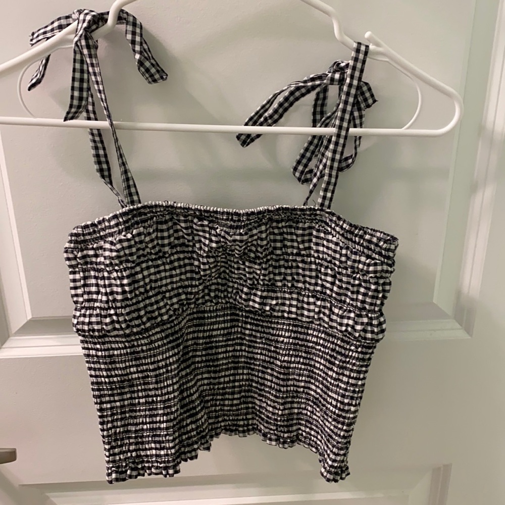 Gingham crop top with ruched bust and now detailing. Excellent condition.